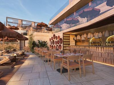 Moderner Hotelterrassenbereich mit Lounge-Sesseln, Sonnenschirmen und Bartresen unter klarem Himmel.