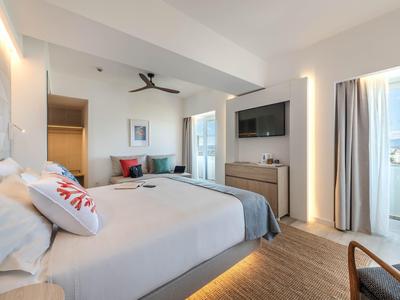 Ristorante luminoso con mobili moderni e grandi finestre, vista su terrazza e giardino.