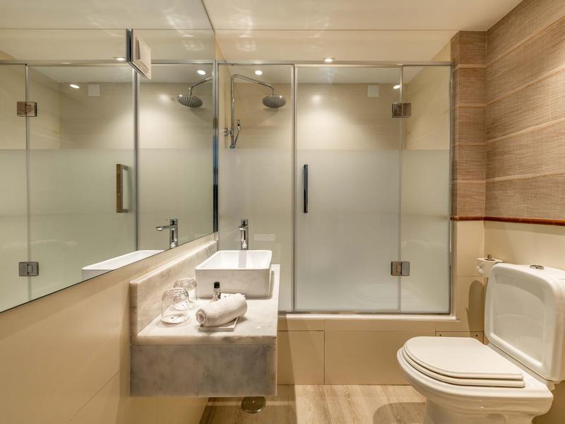 Ristorante luminoso e moderno con soffitto in legno, ventilatori e design minimalista.