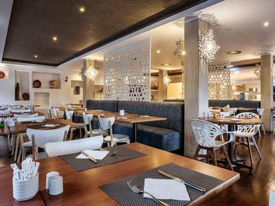 Modern restaurant met stijlvolle inrichting en gedekte tafels in een gezellige sfeer.