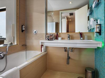 Moderne badkamer met bad, dubbele wastafels en grote spiegels