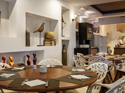 Moderne eetruimte met decoratieve stoelen en stijlvolle houten tafels in een hotelrestaurant.