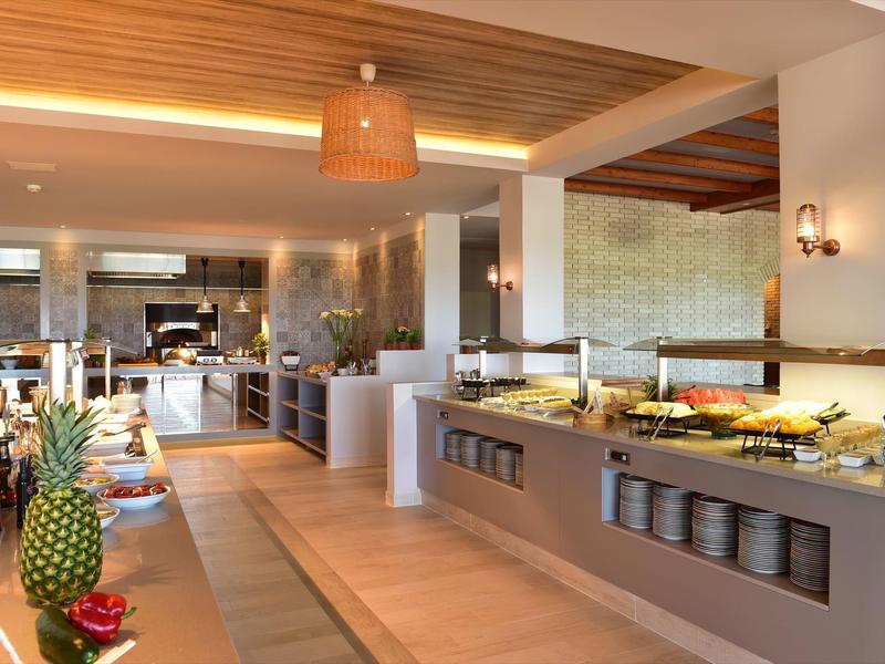 Buffetrestaurant mit Holzdecke, großem Salatbuffet und moderner Beleuchtung in hellem Ambiente.