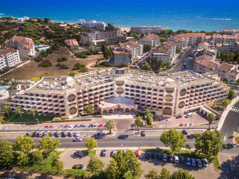 Widok z lotu ptaka na nowoczesny hotel z basenem w słonecznym nadmorskim mieście.