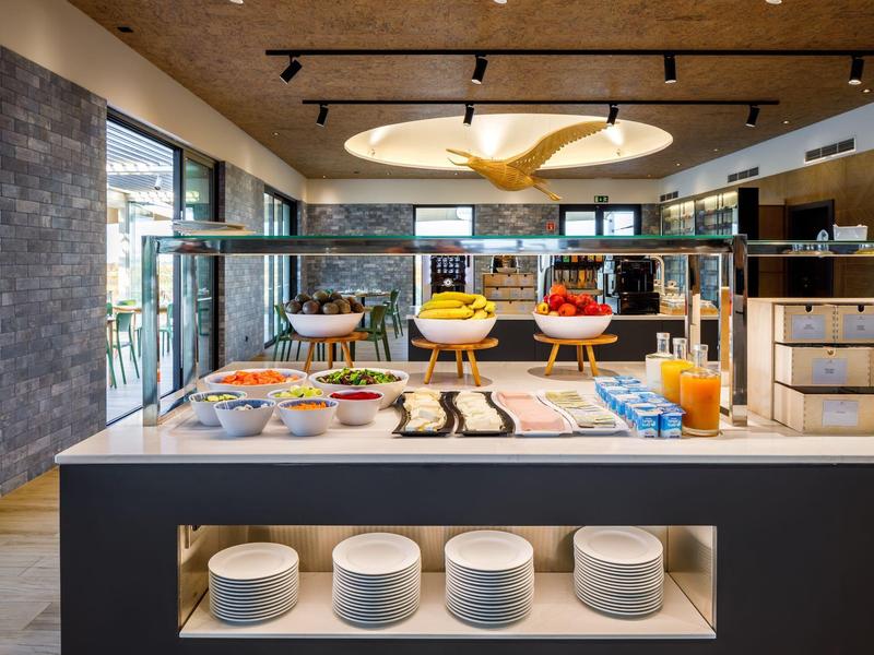 Modern ontbijtbuffet met taarten, gebak en dranken in een stijlvolle eetzaal