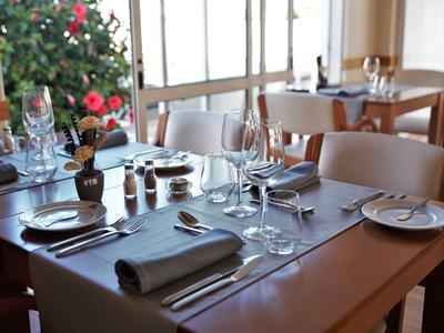 Eleganter gedeckter Tisch in einem hellen Restaurant mit weitem Fensterblick