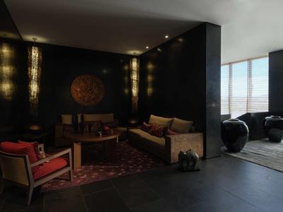 Dunkles Wohnzimmer mit bequemen Sesseln, Sofa, Teppich und großen Fenstern für Tageslicht.