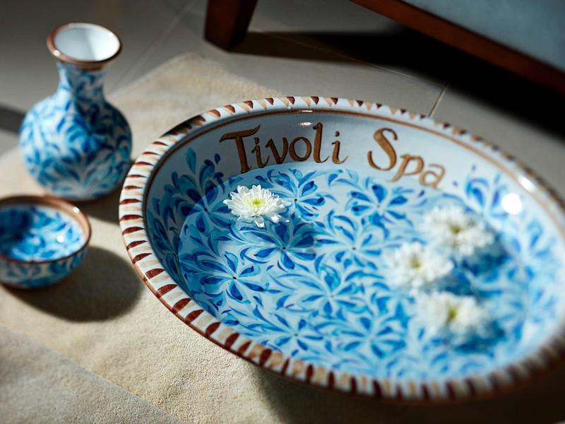 Blau-weißes Keramikset mit Muster, bestehend aus Schale, Vase und kleiner Schüssel, auf Teppichboden.