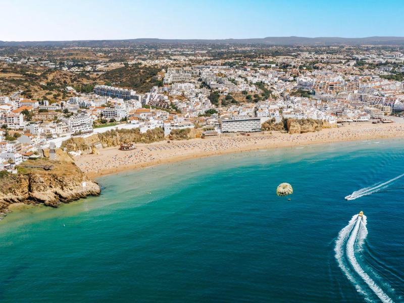 Widok z lotu ptaka na nadmorskie miasto z piaszczystą plażą i czystym niebieskim morzem