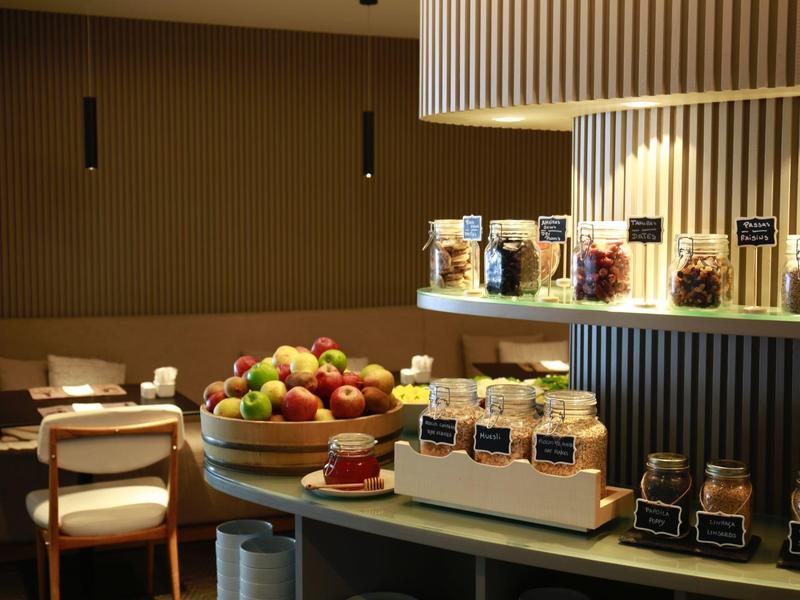 Příjemný prostor na snídani s ovocem a různými džemy v hotelu.