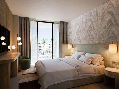 Modernes Schlafzimmer mit großem Bett, Musterwand, Lampe und Balkon mit Glasfenstern.