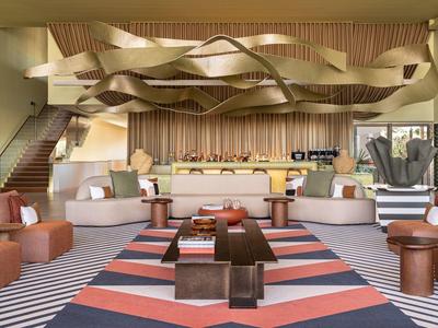 Hall d'hôtel moderne avec design écologique et tapis assortis en couleurs.