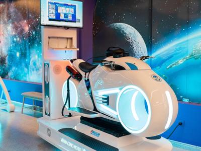 Modernes, futuristisches Massagegerät im Weltraum-Themenbereich eines Hotels.