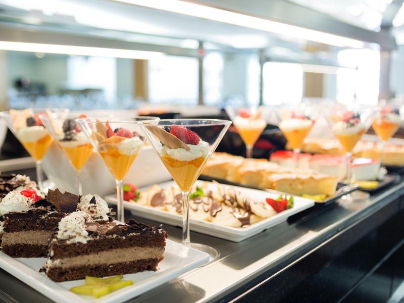 Buffet con una varietà di dessert tra cui torta al cioccolato e diversi dessert alla crema