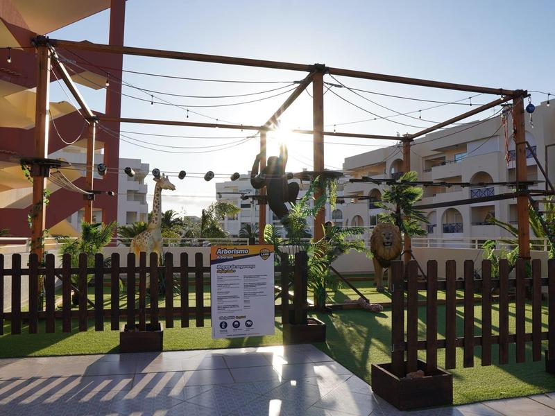 Area ricreativa esterna con parco giochi e posti a sedere durante il giorno