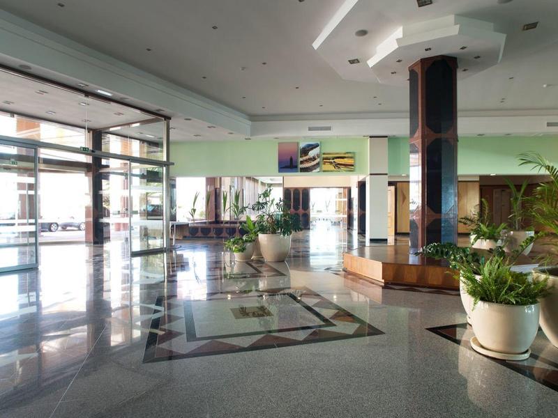 Più trampolini con una struttura a rete su prato artificiale verde, circondati da una piccola recinzione all'aperto.