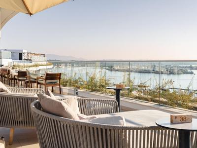 Terasa s pohodlným posezením a výhledem na přístav.