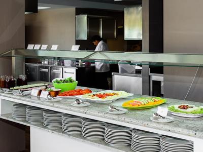 Buffet met verschillende salades en voorgerechten in een hotelrestaurant.