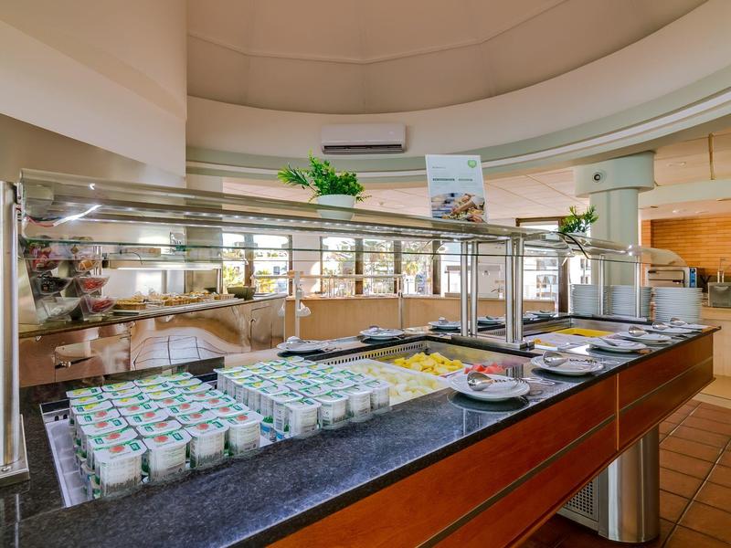 Buffetgedeelte met yoghurtbekers en andere ontbijtproducten in een hotel.