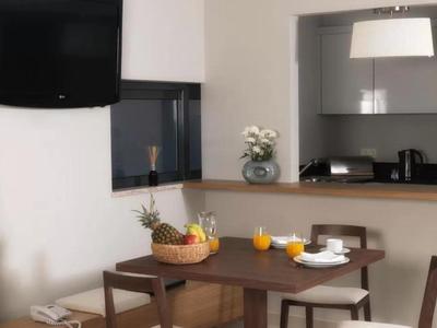 Moderner Essbereich mit Holzstuhl, Tisch und Frühstück mit Obst und Saft.