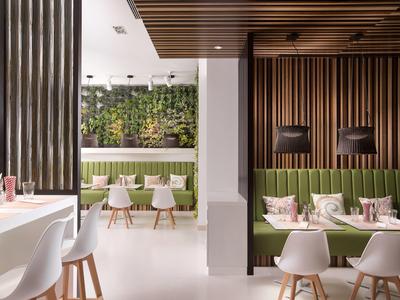 Modernes Café mit grünen Pflanzenwänden, weißen Stühlen und Holzdecken samt vertikalen Wandpaneelen.