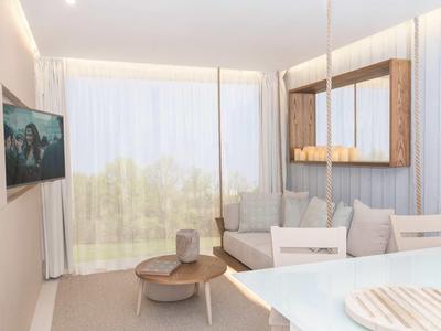 Helles Wohnzimmer mit großer Fensterfront, hellen Möbeln, großem Spiegel und TV an der Wand.