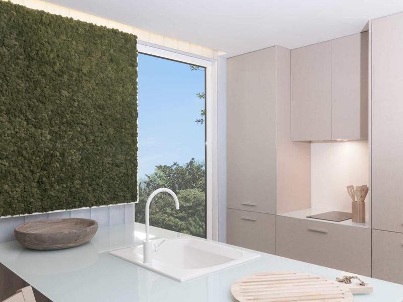 Moderne Küche mit weißer Arbeitsplatte, Fenster mit grünem Sichtschutz und beiger Möbelzeile.