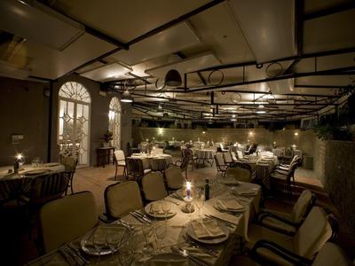 Przytulna restauracja z ciepłym oświetleniem i nakrytymi stołami.