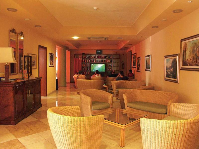 Gezellige hotel lounge met fauteuils, banken en warme verlichting.