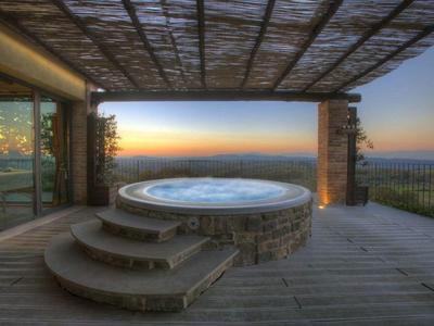 Jacuzzi na dřevěné terase s úchvatným výhledem na západ slunce.