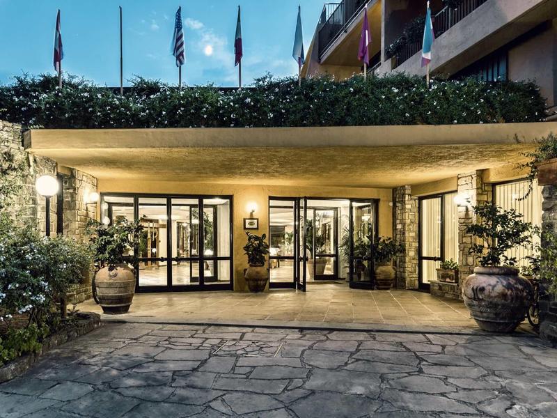 Ingresso dell'hotel con illuminazione e piante in vaso di sera