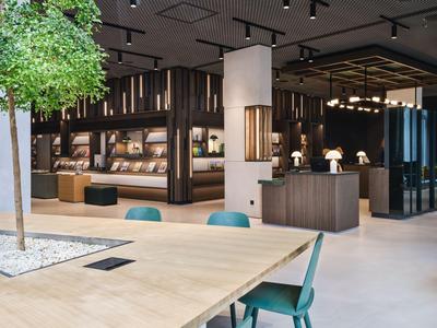 Modernes Hotelrestaurant mit stilvollen Holzmöbeln und gemütlicher Atmosphäre.