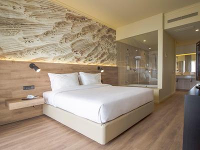 Modernes Schlafzimmer mit großem Bett, Holzverkleidung und Naturmuster an der Wand.