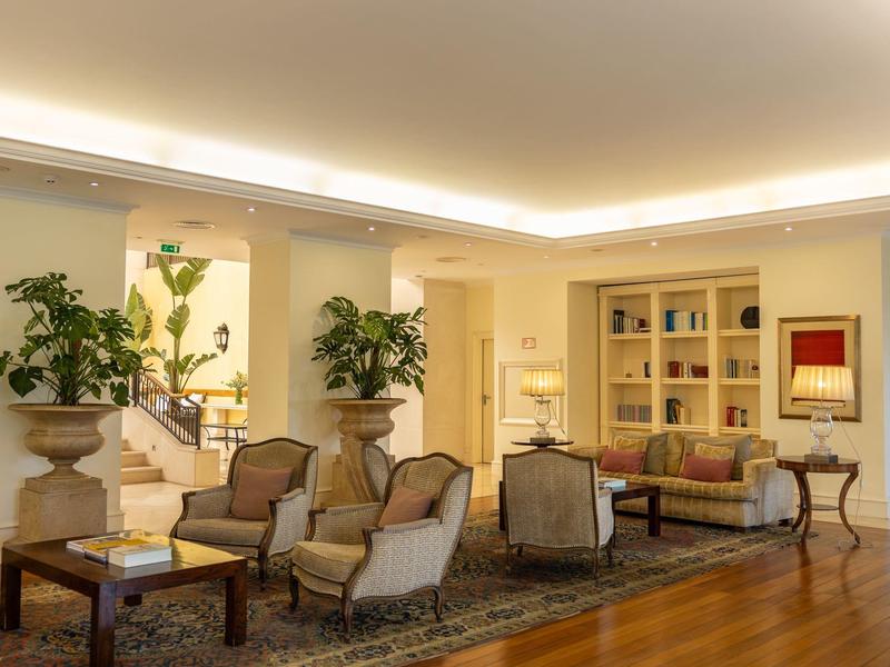 Příjemná hotelová relaxační zóna s křesly, pohovkami a teplým osvětlením