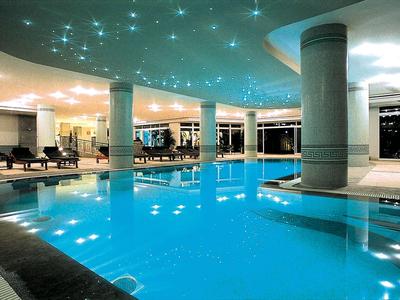 Innenpool in einem Hotel mit moderner Beleuchtung und Säulen