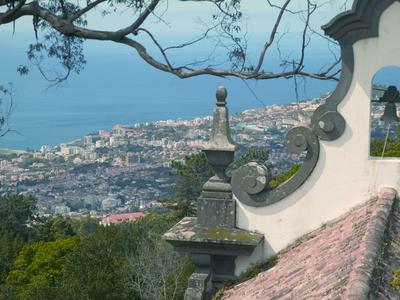 Vue depuis une colline avec une architecture historique sur une ville côtière et la mer.