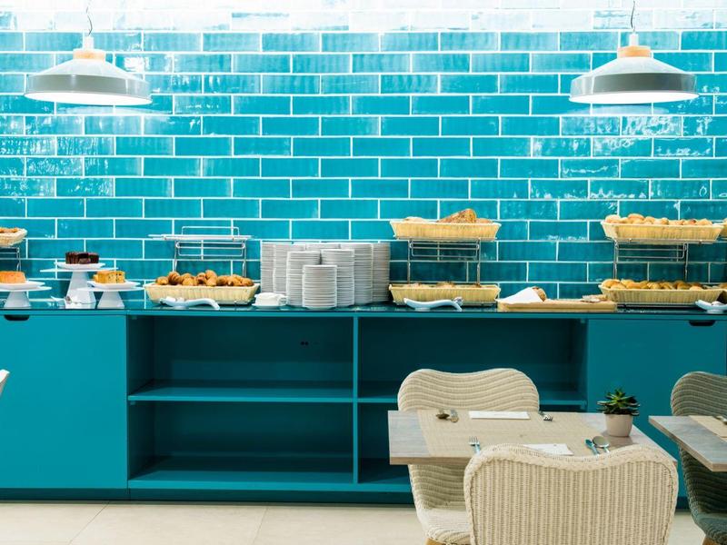 Barevný bufet s různými pečivy v moderní jídelně.