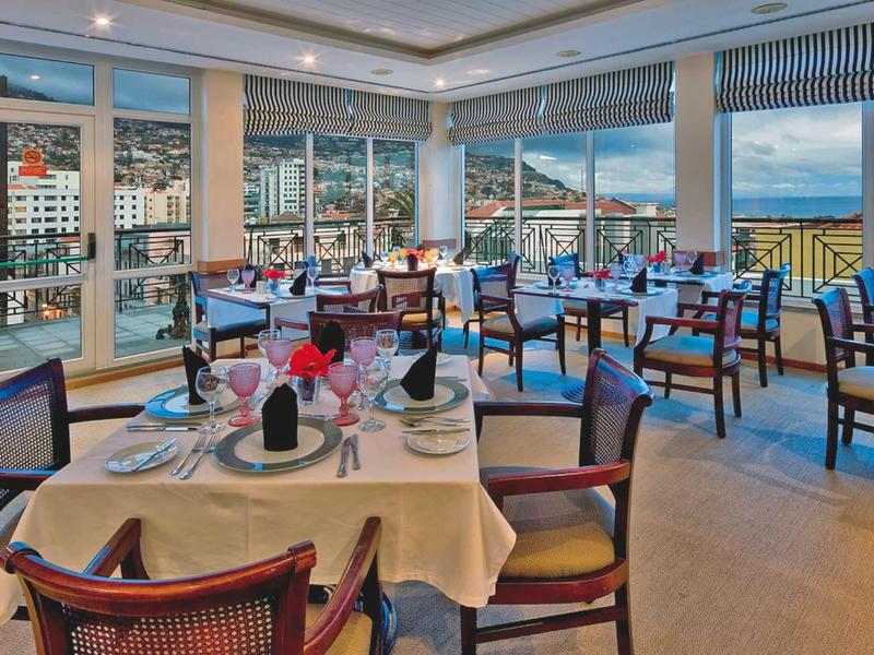 Ristorante elegante con finestre panoramiche che si affacciano sull'oceano.