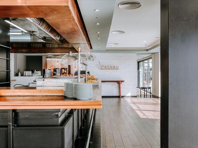 Modern reception area with wooden counter and open access to a bright room