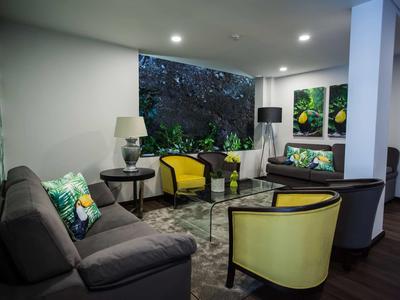 Gemütlicher Hotel-Loungebereich mit Sofas, Sesseln und moderner Beleuchtung.