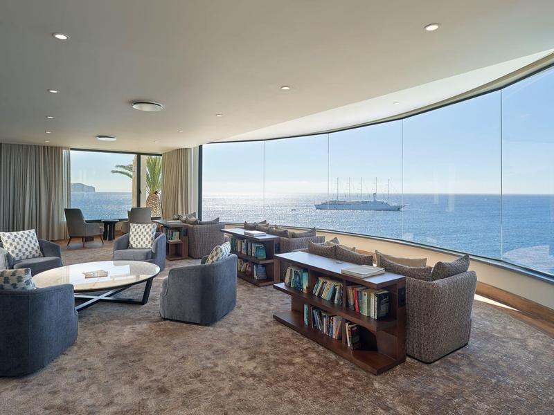 Soggiorno moderno con grandi finestre panoramiche affacciate sul mare