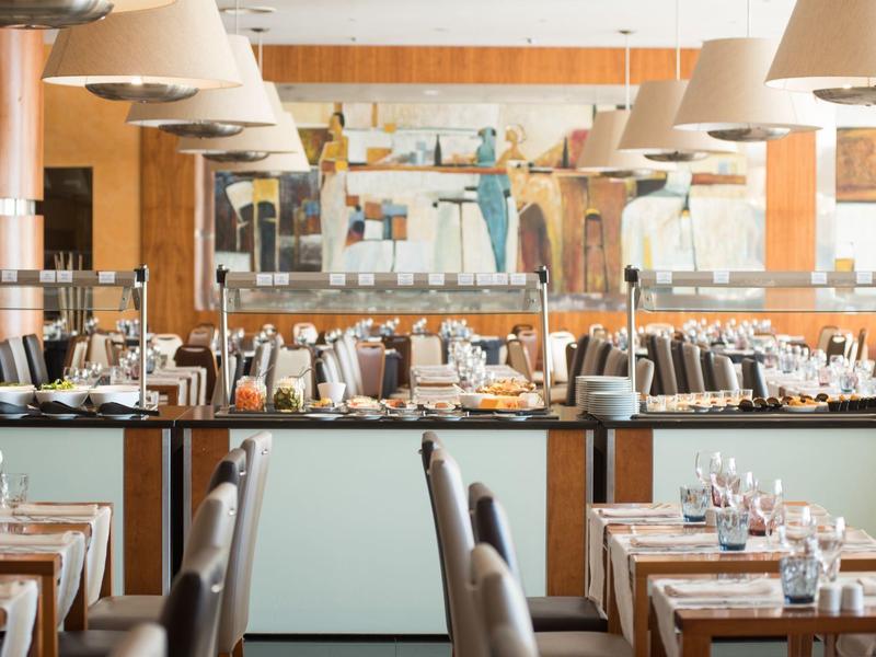 Elegancki bufet w restauracji z schludnie ustawionymi stolikami i nowoczesnym wystrojem.