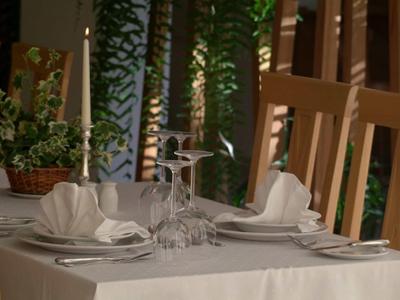 Table élégamment dressée avec nappe blanche et serviettes pliées dans un restaurant.