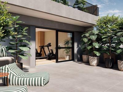 Moderner Außenbereich mit Liegestühlen und Blick in einen Fitnessraum.