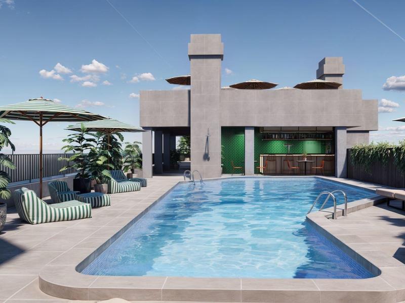 Moderner Pool auf der Dachterrasse mit Liegestühlen, Pflanzen und Blick auf den Himmel.