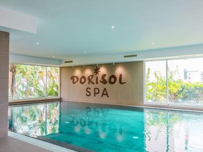 Innenpoolbereich des Dorisol Spa mit großen Fenstern und natürlichem Licht.