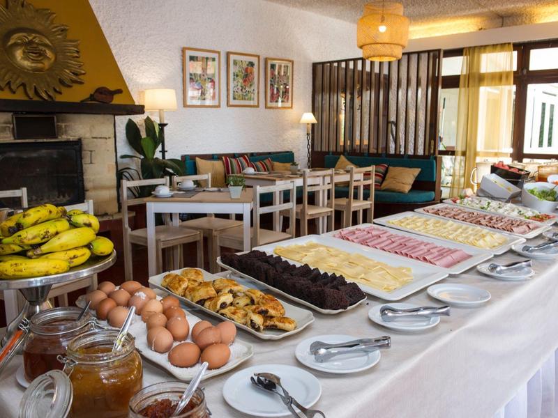 Buffet met fruit, eieren, gebak en vleeswaren in een gezellige eetkamer.