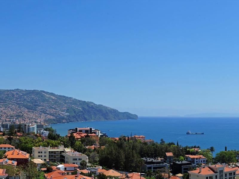 Kustlandschap met huizen en een heldere hemel boven de zee