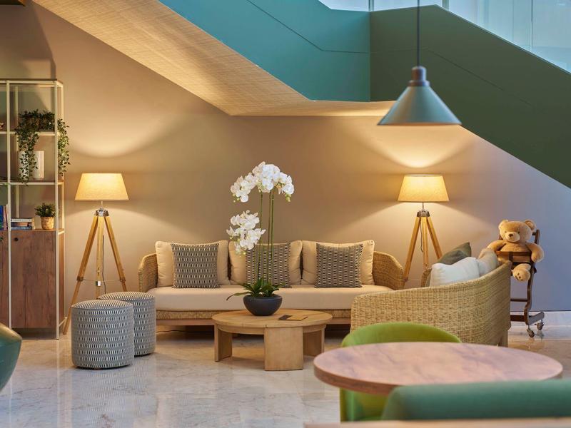 Zona giorno accogliente con posti a sedere comodi, illuminazione calda e accessori moderni.