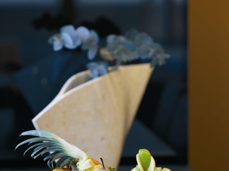 Assiette de fruits élégante avec des fruits exotiques disposés artistiquement sur une assiette noire